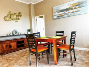 Large 74m2 Aprtm - Cozy Central CPT - 200 Mbps Internet